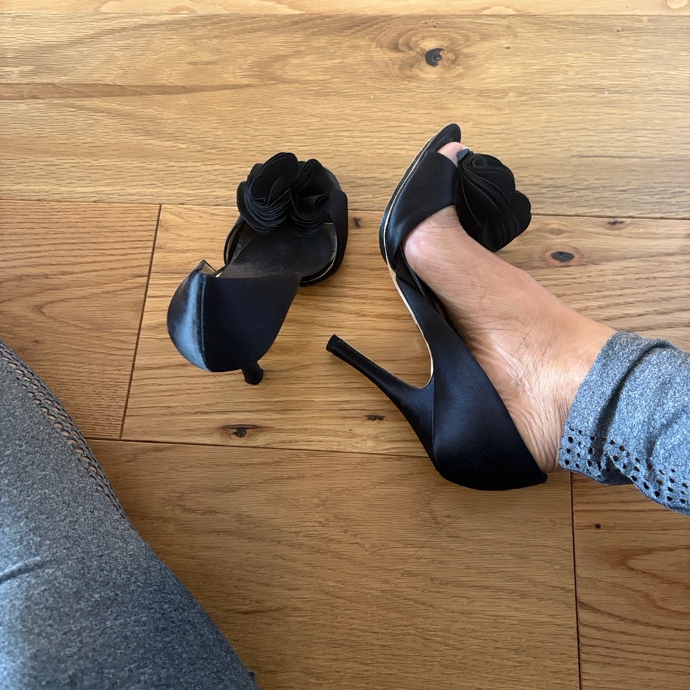 Badgley Mischka black satin heel